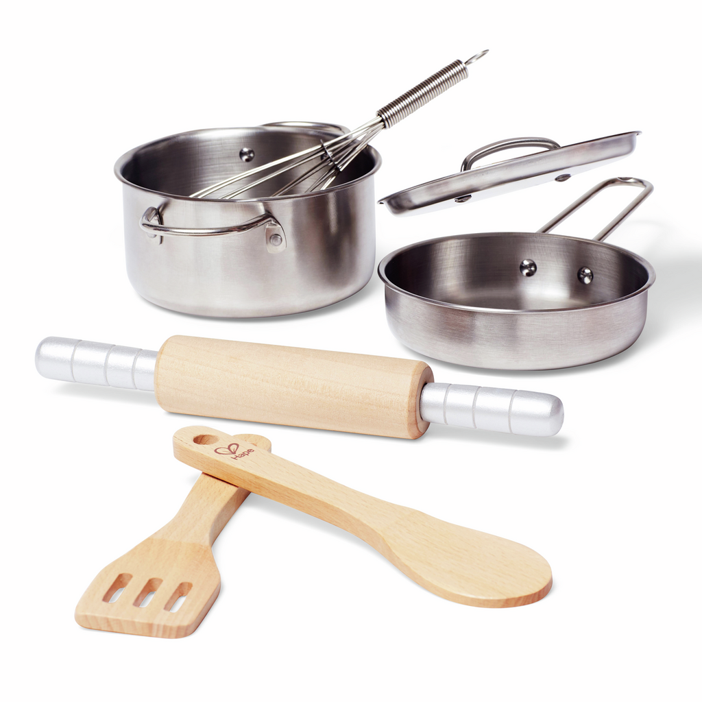 Utensílios de cozinha Hape em aço inoxidável e madeira sobre fundo branco.