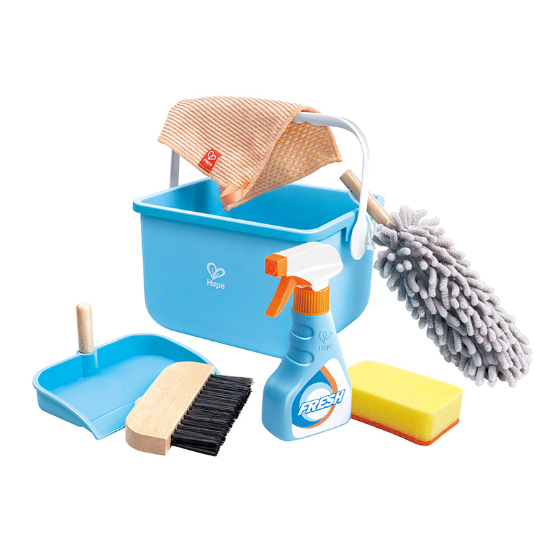 Conjunto de limpeza infantil Hape com balde azul, spray, pá, escova, esponja e pano, ideal para brincadeiras de faz de conta.