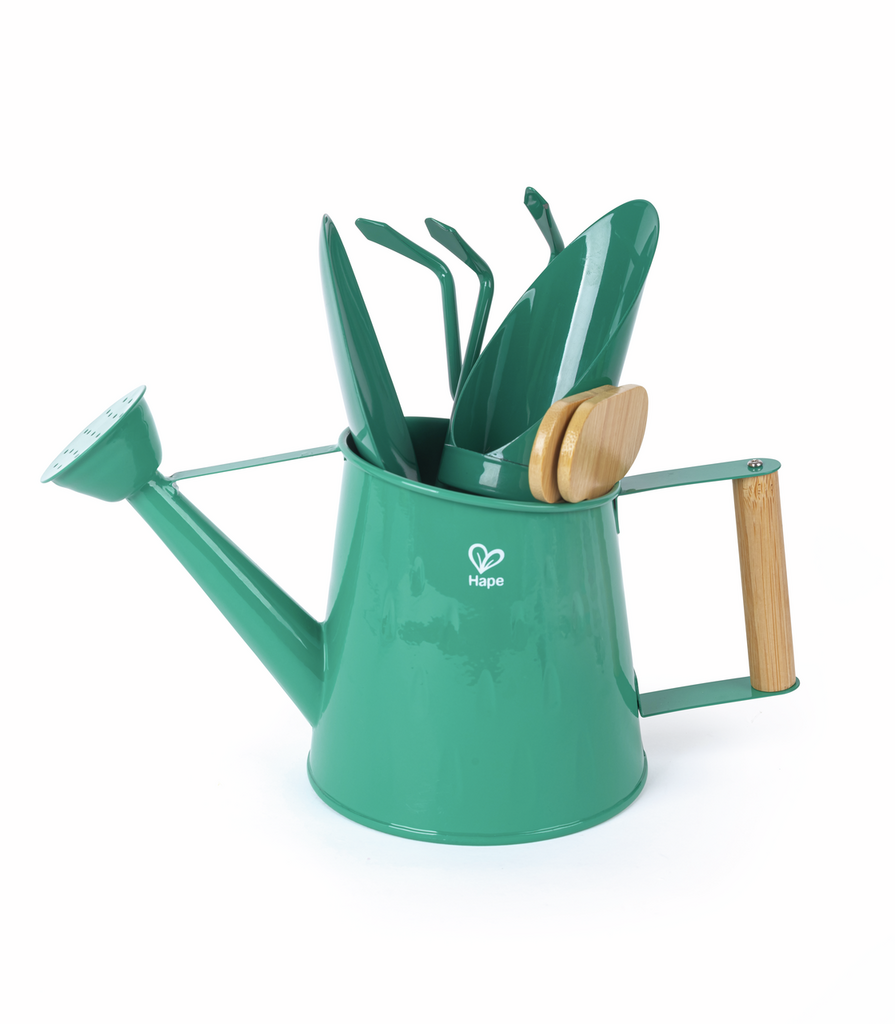 Conjunto de jardinagem da Hape com regador verde, pá e ancinho de metal e madeira.
