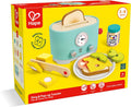 Torradeira de madeira Hape com pão inserido, mostrando o design interativo e moderno do conjunto de pequeno-almoço.
