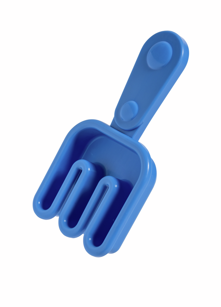 Garfo de plástico azul do conjunto de cozinha de praia Hape.