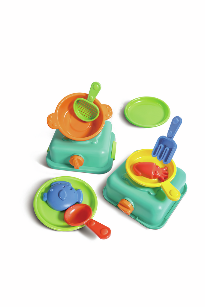 Utensílios de cozinha de plástico coloridos para brincar na areia da praia.