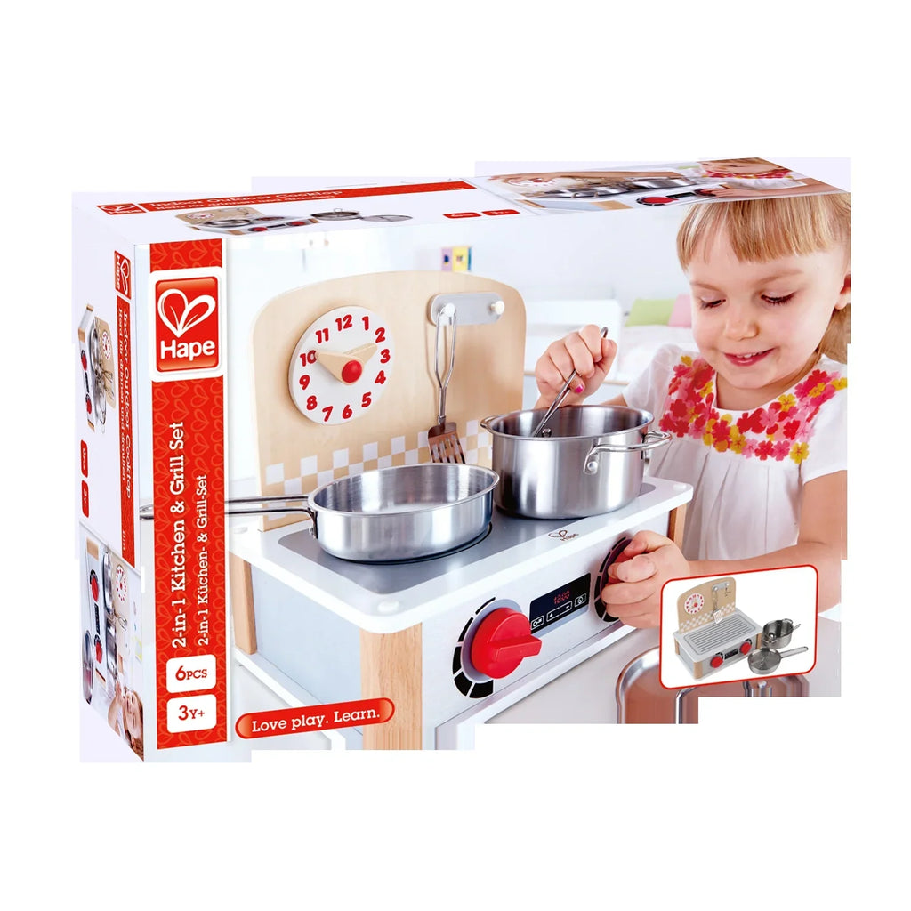 Embalagem do Hape Fogão e Grelhador 2 em 1, mostrando uma criança a brincar com o fogão de madeira e acessórios de metal.