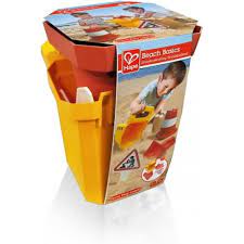 Embalagem do set Hape Beach Basics, mostrando os brinquedos de praia e a temática de obras.