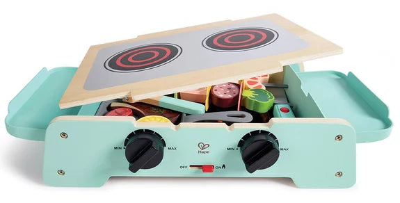 Hape Grelhador com a placa superior aberta, revelando o interior com espaço para arrumação de alimentos e utensílios de brincar.