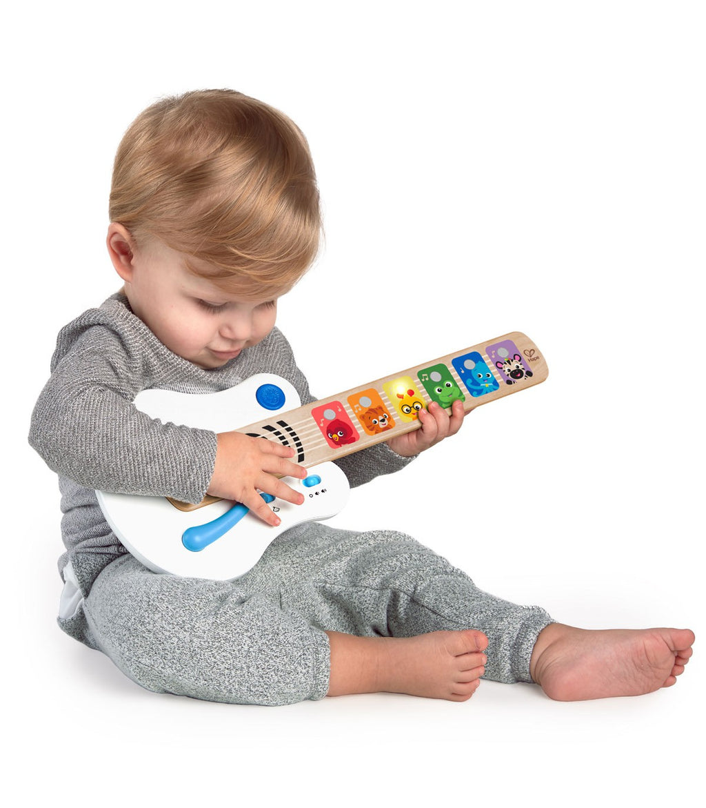 Detalhe das seis cordas táteis da guitarra Hape, mostrando a textura e os ícones de animais associados a cada nota musical.