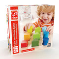 Tabuleiro de madeira Hape com 10 formas geométricas coloridas (círculo, quadrado, triângulo) para encaixar. Brinquedo educativo para motricidade fina.