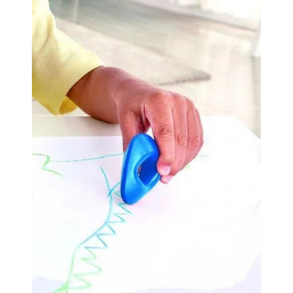 Criança a segurar um lápis de cera ergonómico azul da Hape enquanto desenha numa folha de papel.