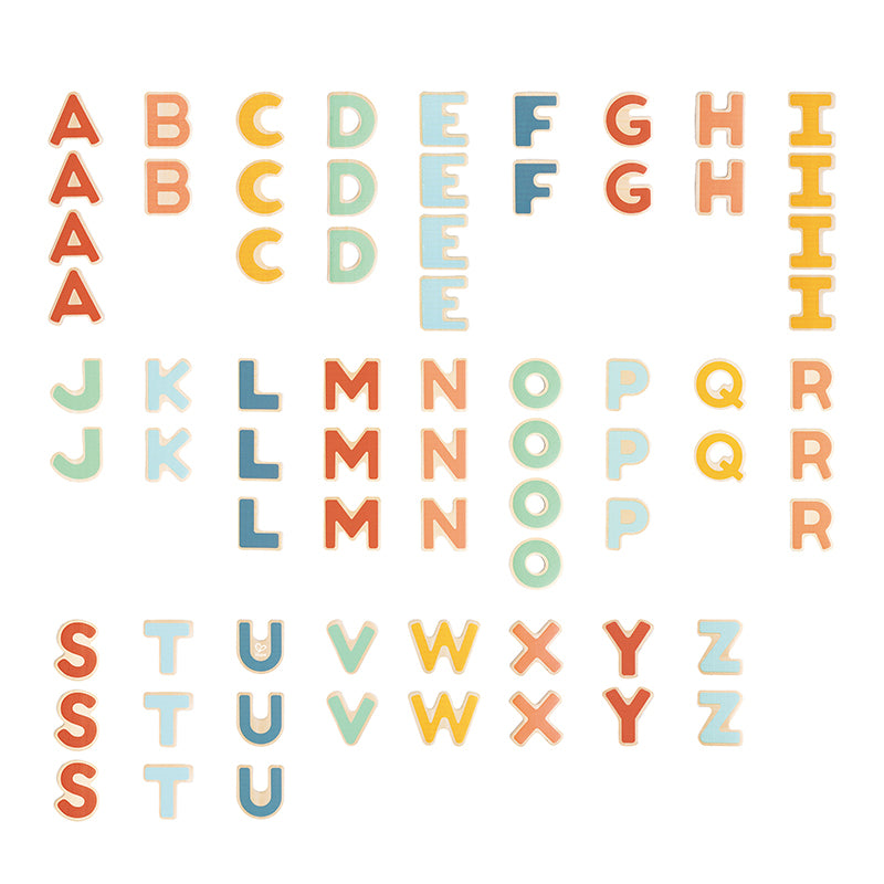 Visualização do conjunto completo de letras magnéticas Hape, mostrando múltiplas cópias de cada letra maiúscula em tons pastel e primários, organizadas por ordem alfabética.