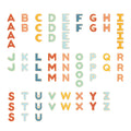 Visualização do conjunto completo de letras magnéticas Hape, mostrando múltiplas cópias de cada letra maiúscula em tons pastel e primários, organizadas por ordem alfabética.