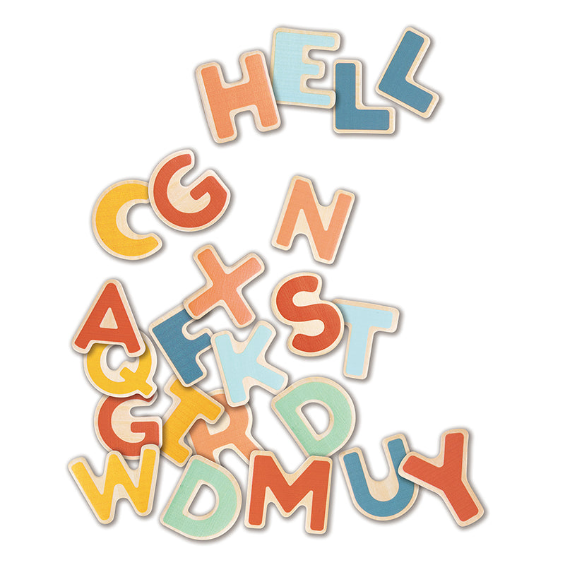 Letras magnéticas Hape espalhadas aleatoriamente, com a palavra "HELL" formada no topo, ilustrando o uso lúdico e a textura de madeira.