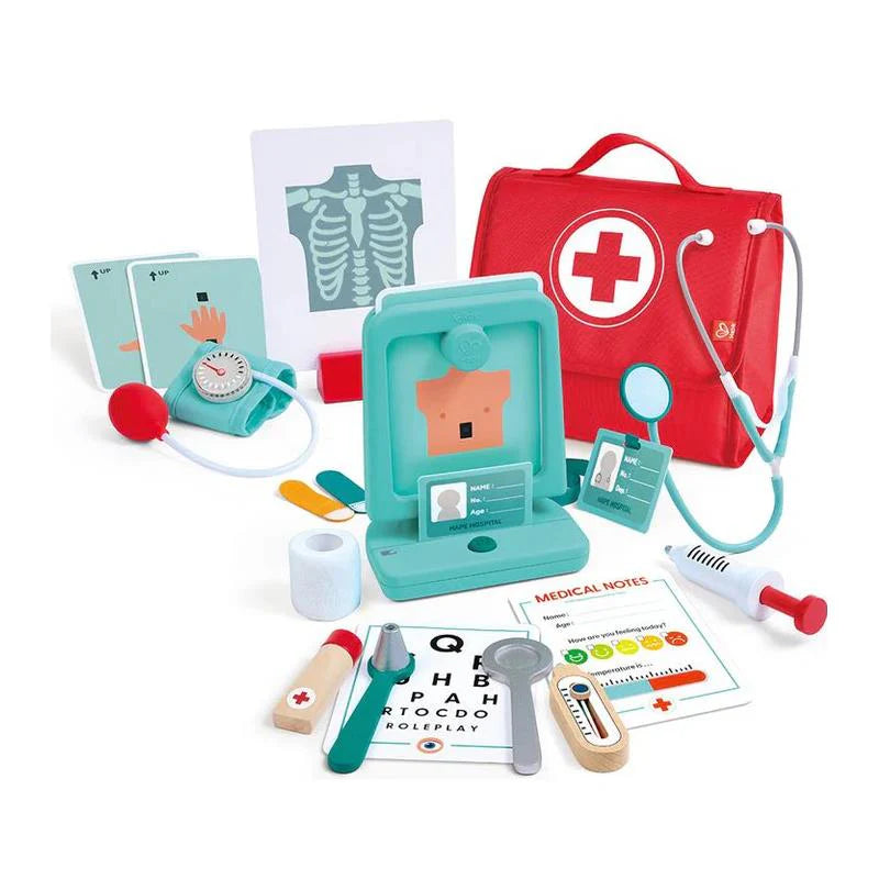 Detalhe do conteúdo da mala médica Hape com raio-X:  instrumentos médicos de brinquedo, como o estetoscópio, seringas e cartões de raio-X.
