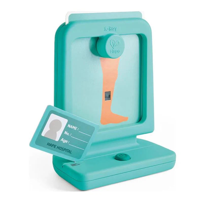 Detalhe do raio-X de perna da mala médica Hape: dispositivo de brinquedo que simula um raio-X com cartão de identificação do paciente.