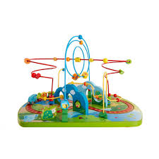 Criança (visível apenas as mãos) a brincar com o comboio de madeira na Hape Mesa de Atividades, focando na interação e desenvolvimento motor.