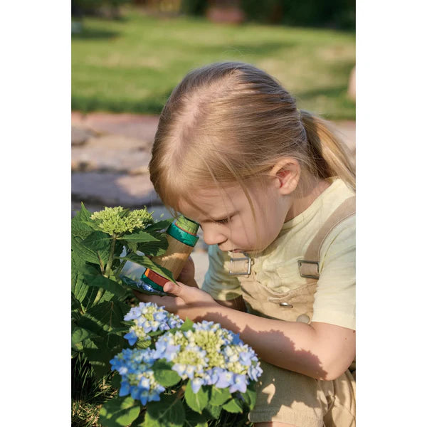 Detalhe da lente e do anel de foco do microscópio Hape, mostrando a construção ecológica e a iluminação LED.