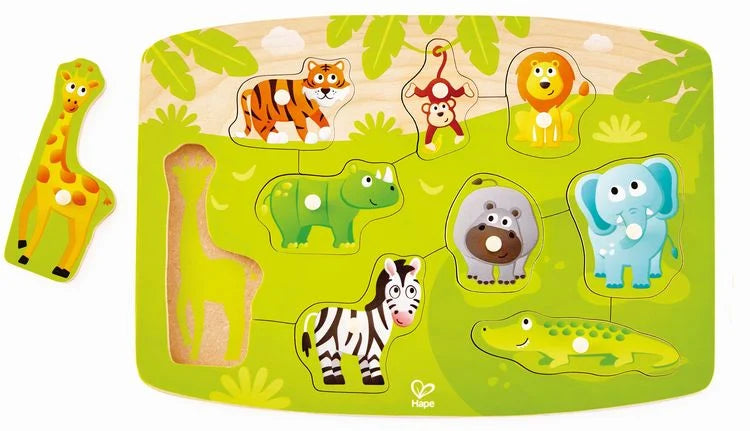 Puzzle de encaixe de madeira da Selva Hape com 8 peças de animais (girafa, hipopótamo, elefante, etc.) fora da base, mostrando o encaixe.