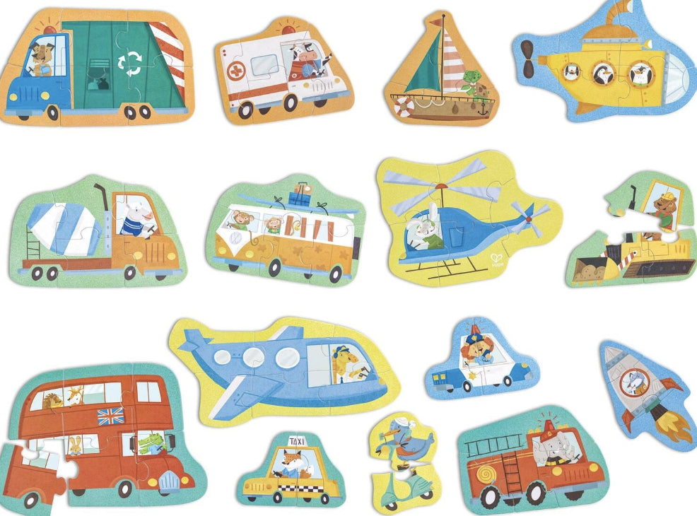 Vista aérea das 15 peças individuais do puzzle Hape Meios de Transporte espalhadas, destacando a variedade de transportes temáticos.