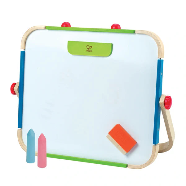 Quadro de desenho Hape de madeira com superfície dupla (magnética e quadro negro), incluindo giz e apagador.
