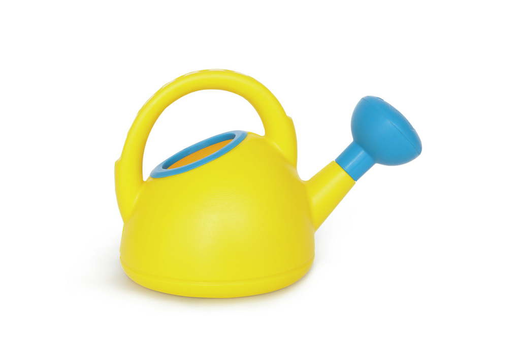 Regador amarelo da marca Hape com bico azul, ideal para brincadeiras de praia e jardim.