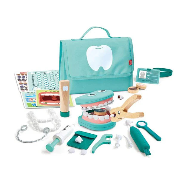 Conteúdo completo do Hape Conjunto Dentista Super Smile, com todos os instrumentos, modelo de boca e acessórios dispostos.
