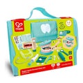 Hape Conjunto Dentista Super Smile, com mala de transporte aberta e todos os 33 acessórios visíveis, incluindo o modelo de boca e instrumentos.