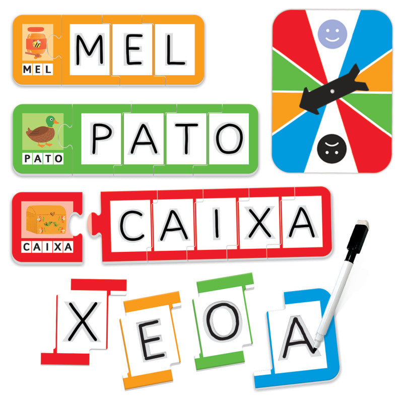 Criança a brincar com as peças de cartão do Jogo das Letras Headu utilizando o método Montessori.