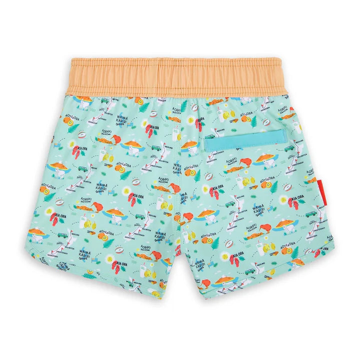 Vista traseira dos calções de banho infantis Hello Hossy "New Zealand", mostrando o padrão, cós elástico e um bolso traseiro de cor turquesa.