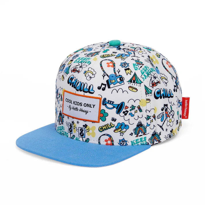 Criança mais velha usa boné Hello Hossy +6 anos ecológico design "Chill" com aba azul.