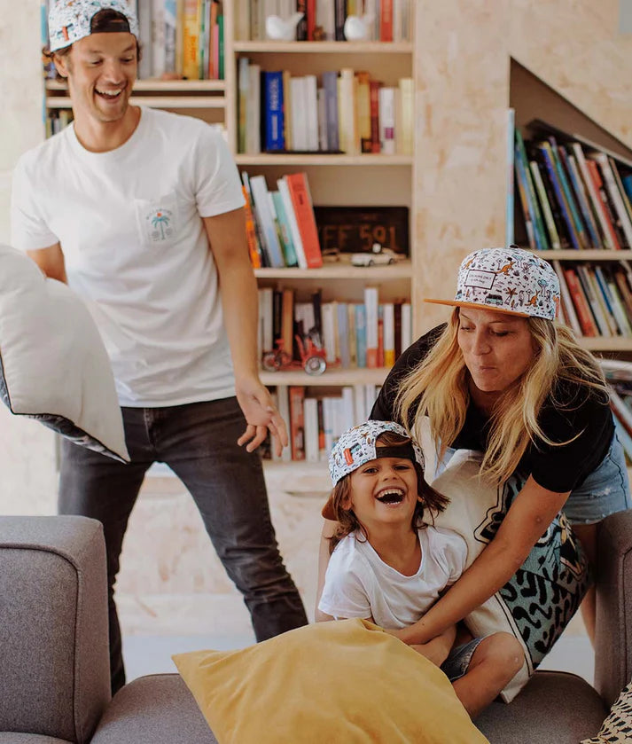 Família a divertir-se com bonés Hello Hossy Aussie, ideal para pais e filhos.