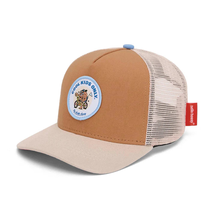 Boné trucker Biker Hello Hossy verde com patch bordado e rede, vista de estúdio do produto.