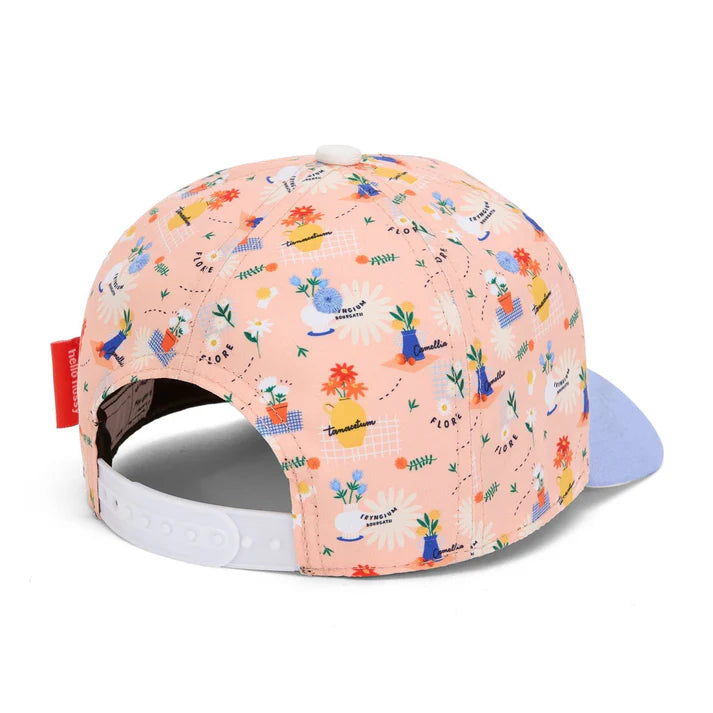 Detalhe da parte de trás do boné Flore Hello Hossy. Ajuste personalizável e padrão floral vibrante em destaque.