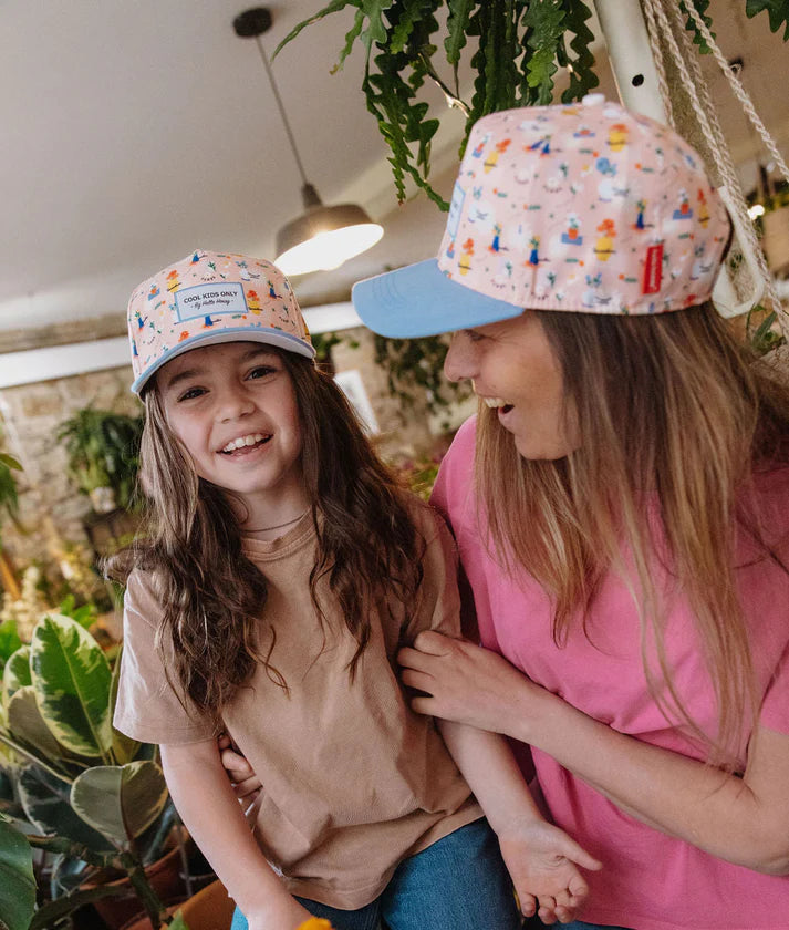 Chapéu de pala/boné Flore da Hello Hossy em criança e adulto, padrão divertido e cores vibrantes. Look coordenado mãe e filha.