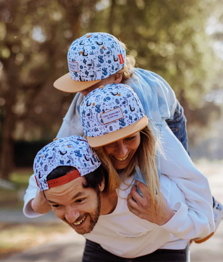 Família (pai, mãe, filho) com bonés Hello Hossy Lama a condizer. Padrão divertido para todos.