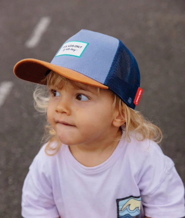 Criança bebé usa boné Hello Hossy Marine azul/laranja em exterior. Acessório de moda ecológico.