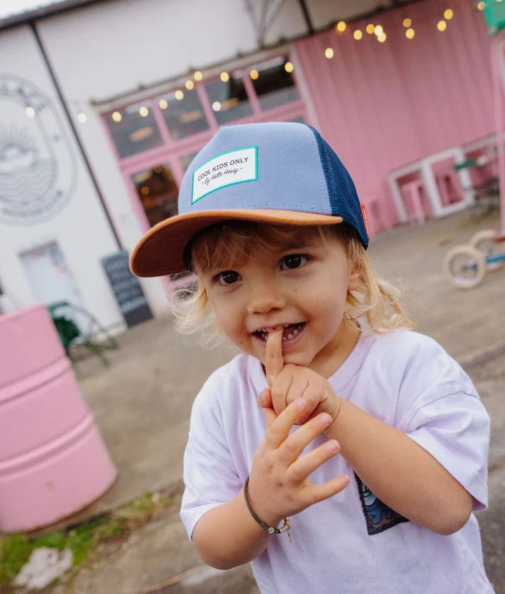 Criança bebé sorridente usa boné trucker Hello Hossy Marine azul/laranja. Perfeito para looks pai-filho.