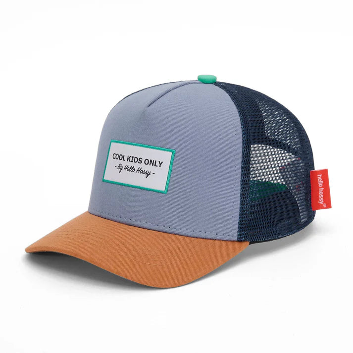 Criança bebé sorridente usa boné trucker Hello Hossy Marine azul/laranja. Perfeito para looks pai-filho.
