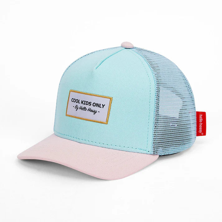 Girl wearing Hello Hossy boné Mini Lagoon azul e rosa, estilo trucker, em uso.