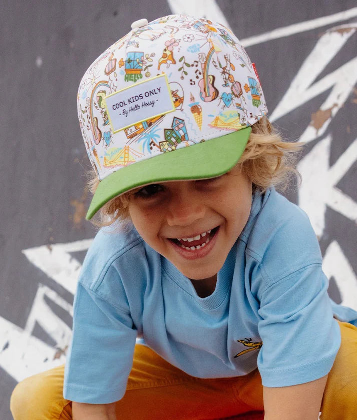 Close-up de criança sorrindo com o boné Hello Hossy San Francisco, um presente ideal para famílias modernas e estilosas.