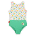 Fato de banho infantil Hello Hossy modelo Clover Berry, de uma peça, com padrão floral colorido sobre fundo claro e parte inferior verde esmeralda.