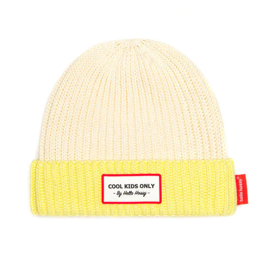 Etiqueta de tecido "COOL KIDS ONLY" costurada na bainha do gorro Hello Hossy, focando no detalhe de marca.
