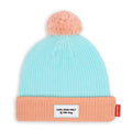 Imagem de estúdio do gorro HELLO HOSSY Candy em malha azul-claro e salmão com pompom e etiqueta "COOL KIDS ONLY".