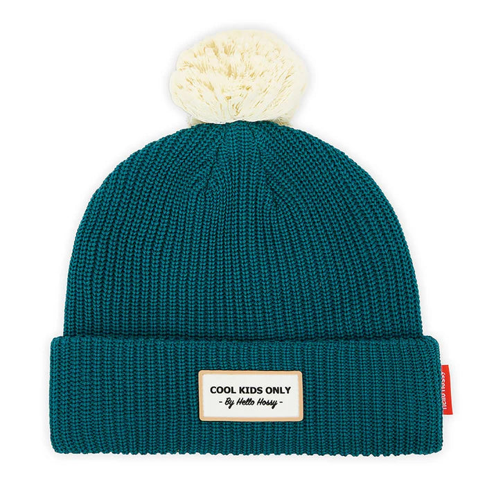 Detalhe frontal do gorro Hello Hossy Duck em malha canelada verde-escura com pompom creme e etiqueta "Cool Kids Only".