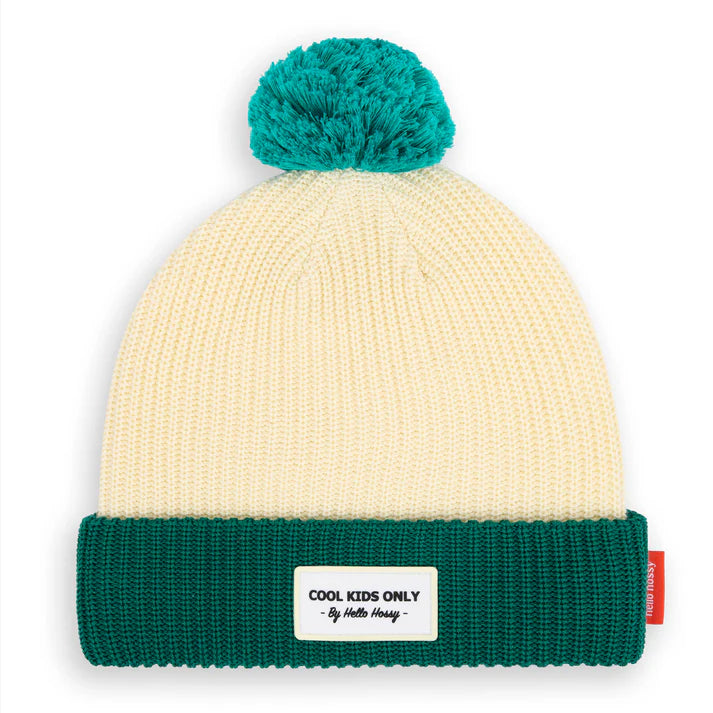 Gorro infantil Hello Hossy Hope de malha canelada bege e verde escuro, com pompom turquesa e etiqueta "COOL KIDS ONLY".