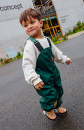 Macacão infantil Hello Hossy Captain em tom verde com alças ajustáveis para brincadeiras ao ar livre