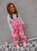 Macacão impermeável infantil Hello Hossy cor rosa Pitaya com alças ajustáveis para dias de chuva