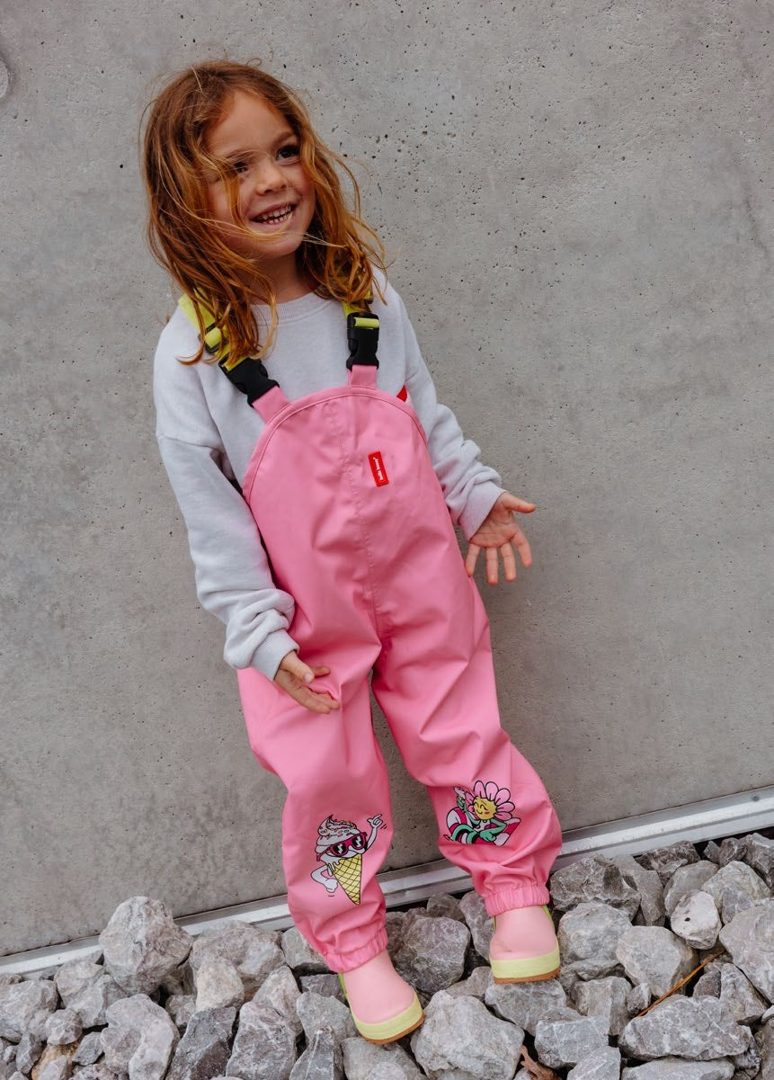 Macacão impermeável infantil Hello Hossy cor rosa Pitaya com alças ajustáveis para dias de chuva