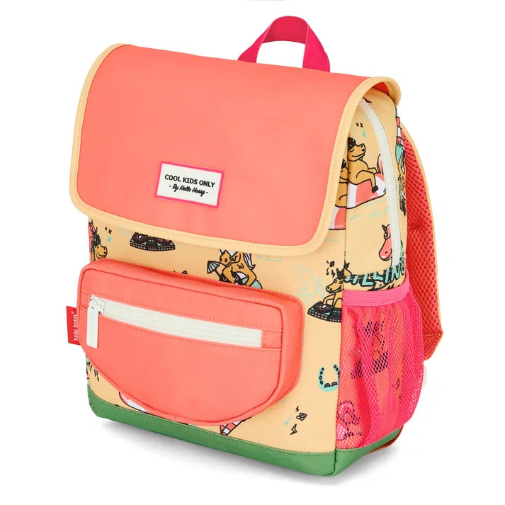 Mochila infantil Hello Hossy Unicorn bege com aba coral, bolso frontal e alças verde para crianças