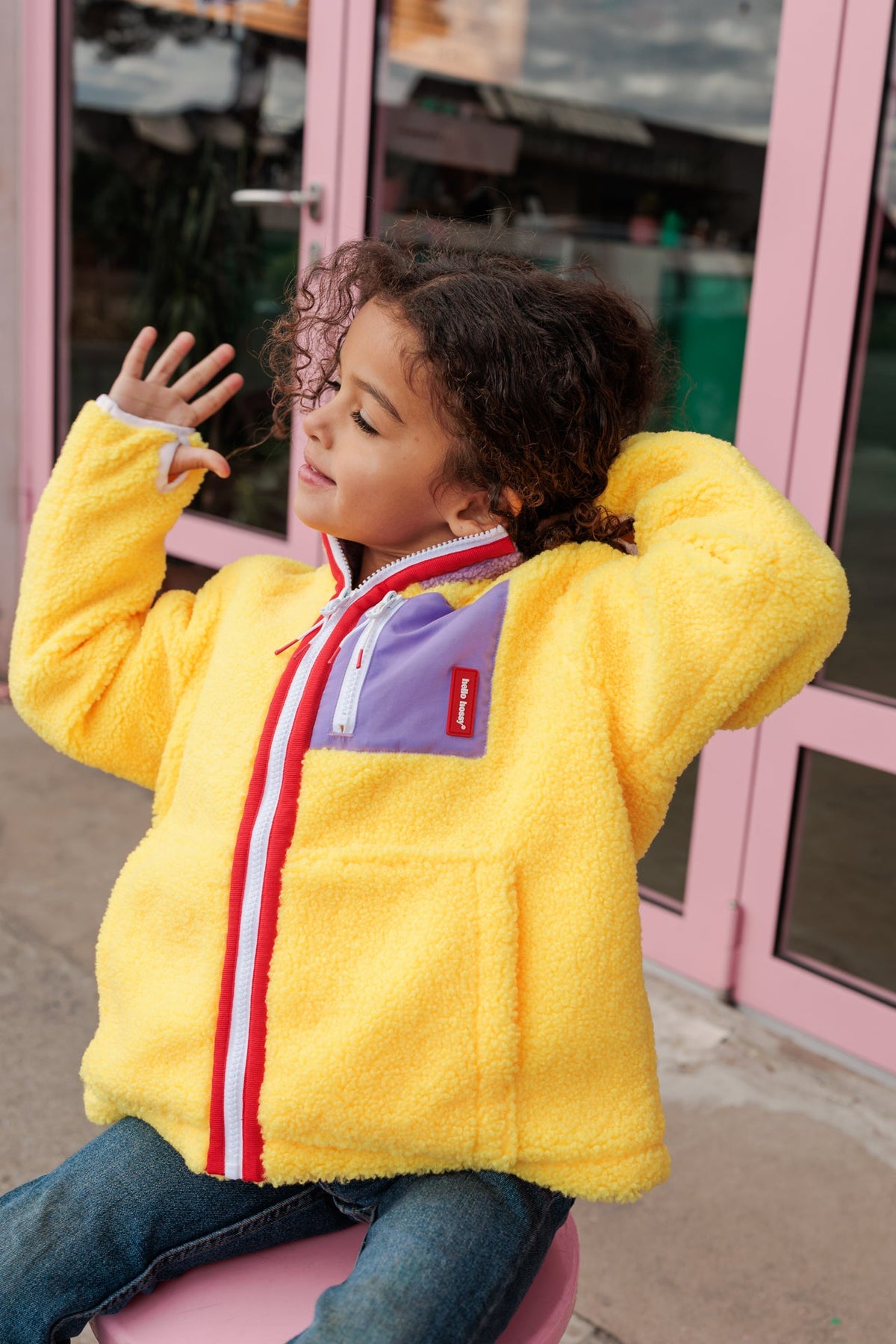 Veste polar Hello Hossy Banana Berry com forro polar, fecho de correr e bolso no peito, foto 1