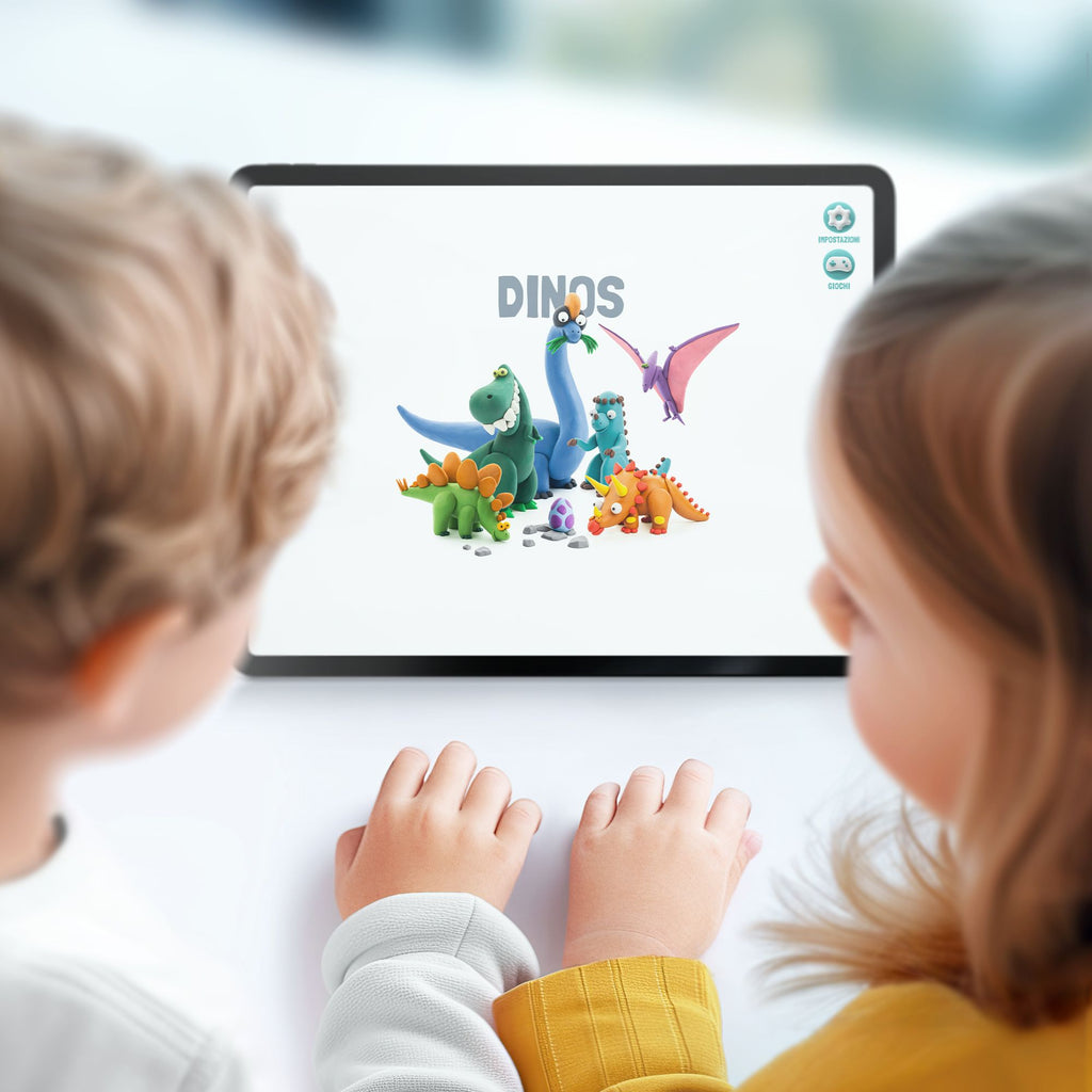 Duas crianças observam atentamente um tablet que exibe a coleção de dinossauros do jogo HEY CLAY, focando na interação digital com o kit.