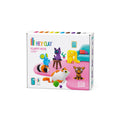 Caixa do kit HEY CLAY Fluffy Pets com exemplos de figuras de animais de estimação coloridas feitas em pasta de modelar, como um gato, cão, coelho e porquinho-da-índia.